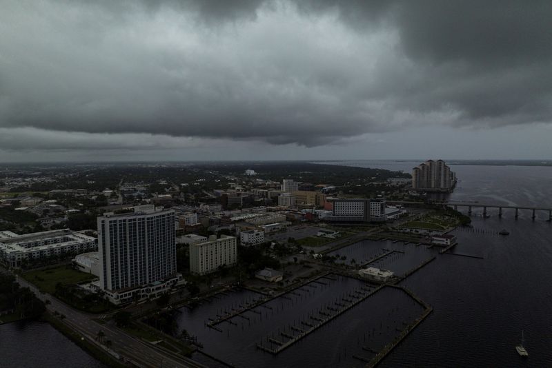 &copy; Reuters. A drone view shows storm clouds over the Caloosahatchee River as Hurricane Milton approaches Fort Myers, Florida, U.S. October 8, 2024. REUTERS/Ricardo Arduengo