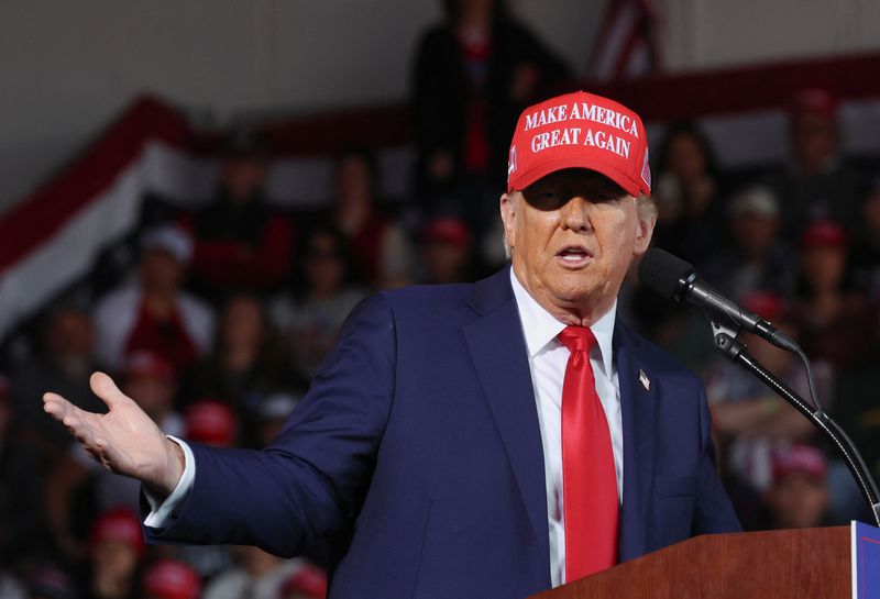 © Reuters. FILE PHOTO: Republican presidential nominee and former U.S. President Donald Trump gestures as he speaks during a rally in Juneau, Wisconsin, U.S., October 6, 2024. REUTERS/Brendan McDermid/File Photo