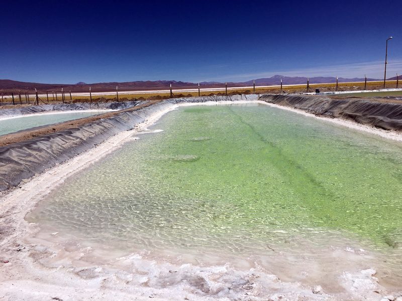 &copy; Reuters. FILE PHOTO: A brine pool used to extract lithium is seen at a salt flat of Cauchari Olaroz, near Susques, Argentina November 8, 2017. REUTERS/Juliana Castilla/File Photo