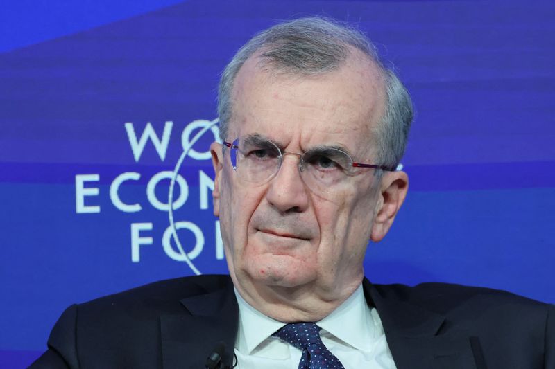 &copy; Reuters. Il governatore della Banca di Francia Francois Villeroy de Galhau osserva il 54° incontro annuale del World Economic Forum a Davos, Svizzera, 16 gennaio 2024. REUTERS/Denis Balibouse