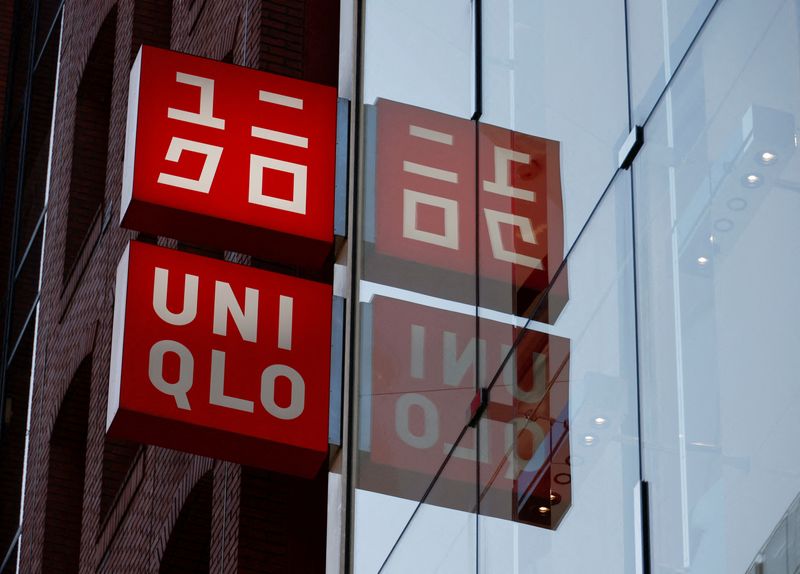 © Reuters. FILE PHOTO: Fast Retailing's Uniqlo sign boards are displayed at a casual clothing store in Tokyo, Japan January 11, 2023. REUTERS/Issei Kato/File Photo