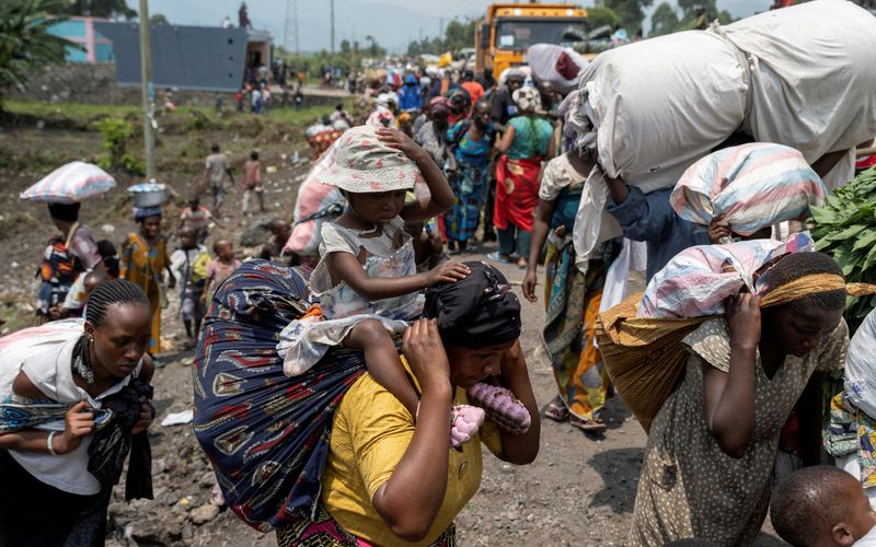 &copy; Reuters. FILE PHOTO: Congolese people carry their belongings as they flee from their villages around Sake in Masisi territory, following clashes between M23 rebels and the Armed Forces of the Democratic Republic of the Congo (FARDC); towards Goma, North Kivu provi