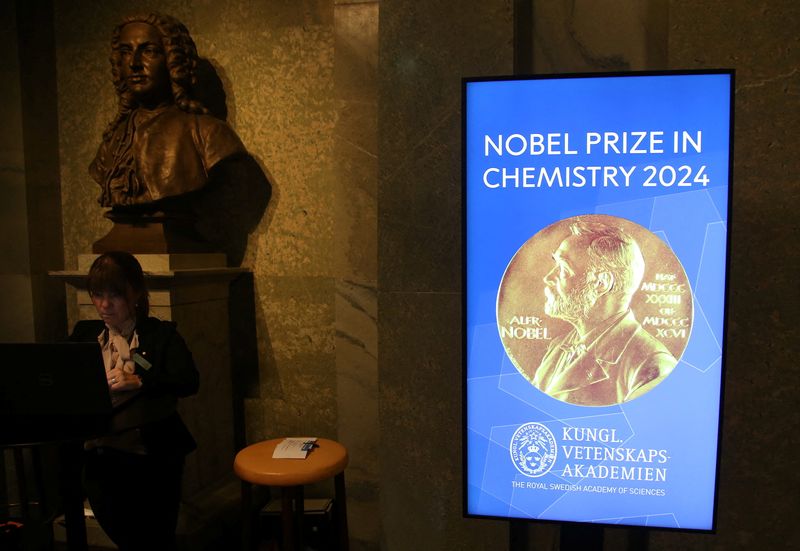 &copy; Reuters. Una vista dell'insegna del Premio Nobel per la Chimica presso l'Accademia Reale Svedese delle Scienze prima dell'annuncio del Premio Nobel per la Chimica 2024 a Stoccolma, Svezia, il 9 ottobre 2024. REUTERS/Tom Little