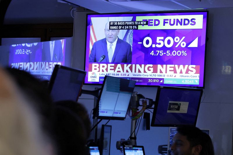 &copy; Reuters. FILE PHOTO: News screens display the Federal Reserve rate announcement on the trading floor at The New York Stock Exchange (NYSE) in New York City, U.S., September 18, 2024. REUTERS/Andrew Kelly/File Photo