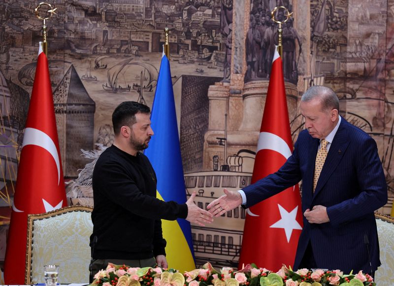 &copy; Reuters. FILE PHOTO: Ukrainian President Volodymyr Zelenskiy shakes hands with his Turkish counterpart Tayyip Erdogan during a press conference in Istanbul, Turkey, March 8, 2024. REUTERS/Umit Bektas/File Photo