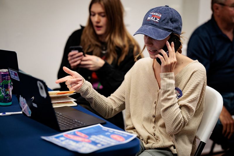 © Reuters. Field Organizer for the Harris campaign Hanna Oleski phonebanks at the Erie County Harris campaign headquarters in Erie, Pennsylvania, U.S., September 25, 2024. REUTERS/Hannah Beier