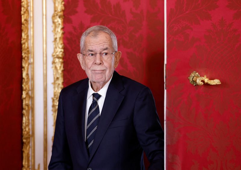 © Reuters. Austrian President Alexander Van der Bellen arrives for a statement in Hofburg Palace in Vienna, Austria, October 9, 2024. REUTERS/Leonhard Foeger