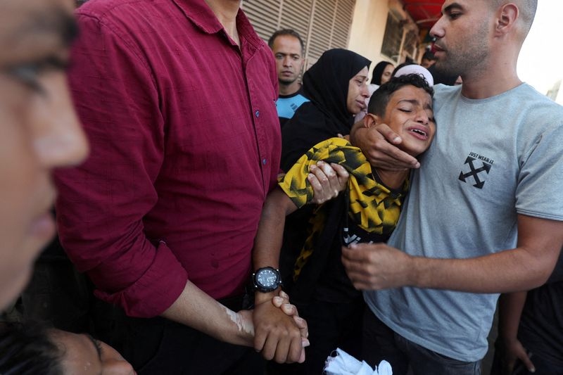 &copy; Reuters. Palestinos lamentam morte por ataques israelenses em Deir Al-Balah, centro de Gazan 9/10/2024    REUTERS/Ramadan Abed