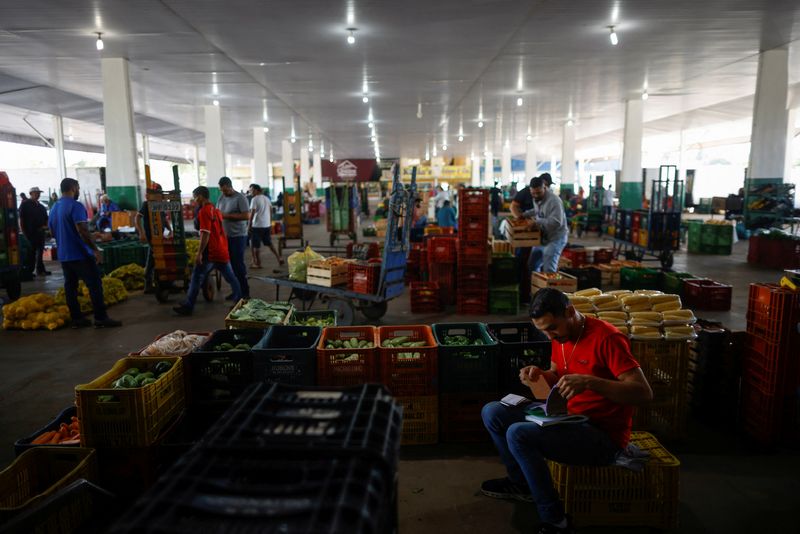 &copy; Reuters. FILE PHOTO: People are seen buying from a supply centre (CEASA) in Brasilia, Brazil May 9, 2023. REUTERS/Adriano Machado/File Photo