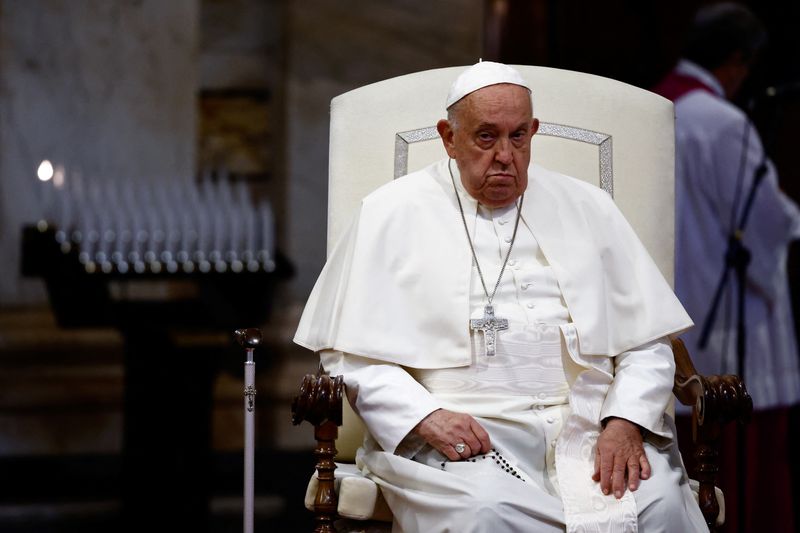 &copy; Reuters. Papa Francesco tiene una preghiera generale per la pace nella Basilica Papale di Santa Maria Maggiore (Santa Maria Maggiore) alla vigilia dell'anniversario dell'attacco del 7 ottobre a Israele, nel mezzo del conflitto tra Israele e Hamas, a Roma, Italia, 