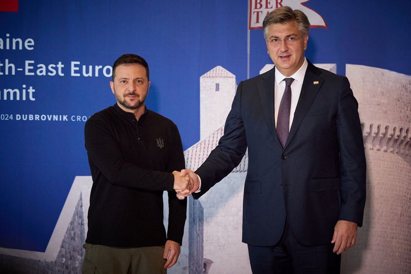 &copy; Reuters. Ukraine's President Volodymyr Zelenskiy and Croatian Prime Minister Andrej Plenkovic shake hands as they attend a joint meeting during the third Ukraine-South Eastern Europe Summit, amid Russia's attack on Ukraine, in Dubrovnik, Croatia October 9, 2024. U