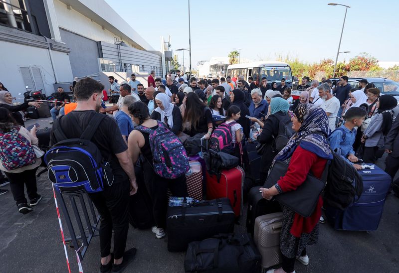 &copy; Reuters. Turkish nationals wait to register for boarding Turkish navy ships to leave Lebanon, amid the ongoing hostilities between Hezbollah and Israeli forces, in Beirut, Lebanon, October 9, 2024. REUTERS/Amr Abdallah Dalsh