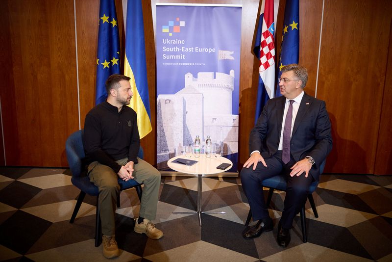 &copy; Reuters. Presidente ucraniano Volodymyr Zelenskiy e premiê croata Andrej Plenkovic em  Dubrovnikn 9/10/2024   Divulgação via REUTERS