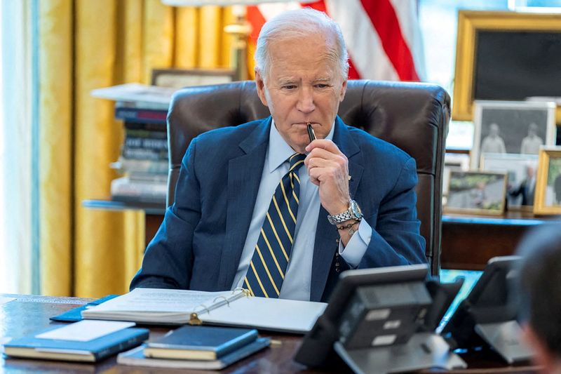 &copy; Reuters. FILE PHOTO: U.S. President Joe Biden speaks on the phone with Israeli Prime Minister Benjamin Netanyahu in this White House handout image taken in the Oval Office in Washington, U.S., April 4, 2024. The White House/Handout via REUTERS/File Photo