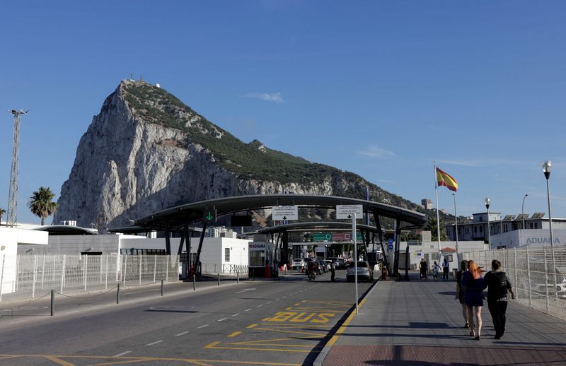 &copy; Reuters. FILE PHOTO: Pedestrians and drivers cross the border from Spain to Gibraltar, in front of the Rock of Gibraltar, in La Linea de la Concepcion, southern Spain, June 4, 2024. REUTERS/Jon Nazca/File Photo