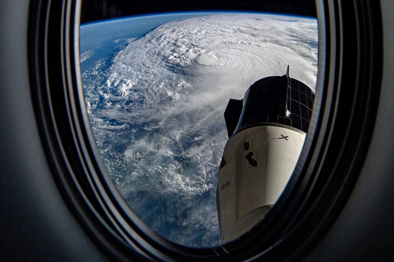 &copy; Reuters. Hurricane Milton advances towards Florida in a view from Dragon Endeavor docked with the International Space Station October 9, 2024.  Matthew Dominick/NASA/Handout via REUTERS