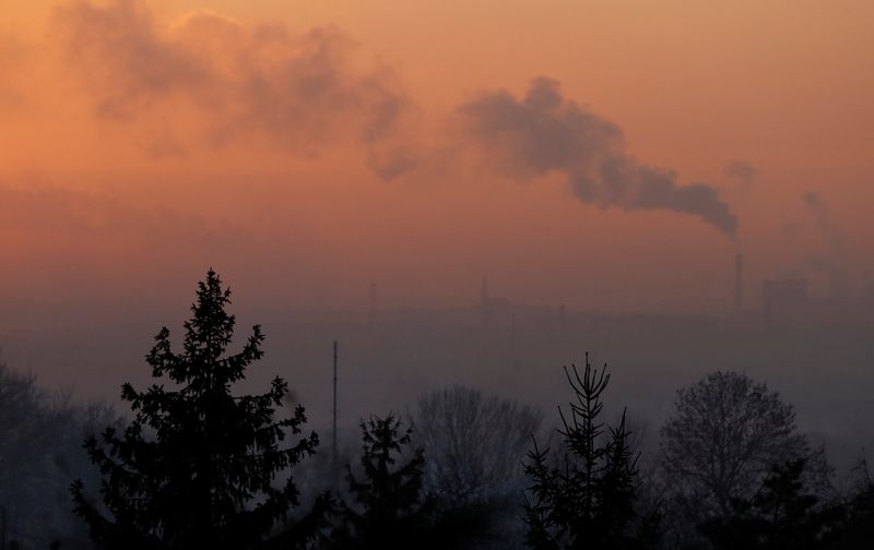 &copy; Reuters. Fumaça no horizonte em região industrial de Bedzin, perto de Katowice, na Polônian05/12/2018 REUTERS/Kacper Pempel