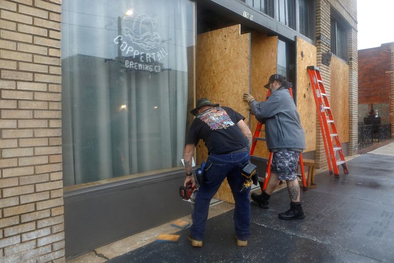 &copy; Reuters. People board up The Dirty Shame bar as Hurricane Milton approaches, in the Ybor City neighborhood in Tampa, Florida, U.S., October 9, 2024.  REUTERS/Octavio Jones