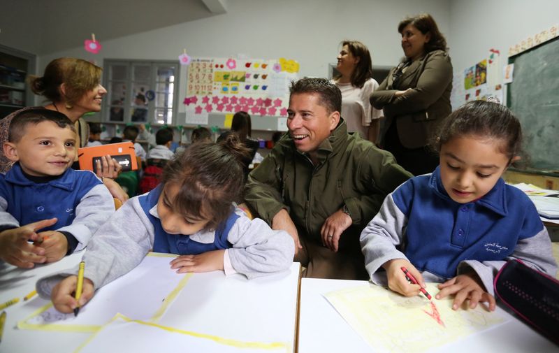 © Reuters. FILE PHOTO: Tom Fletcher, global strategy director for Theirworld and the Global Business Coalition for Education (former British Ambassador to Lebanon), sits near Syrian refugee children inside a classroom in Mtein Public School, at Mount Lebanon May 6, 2016. REUTERS/Aziz Taher/File Photo