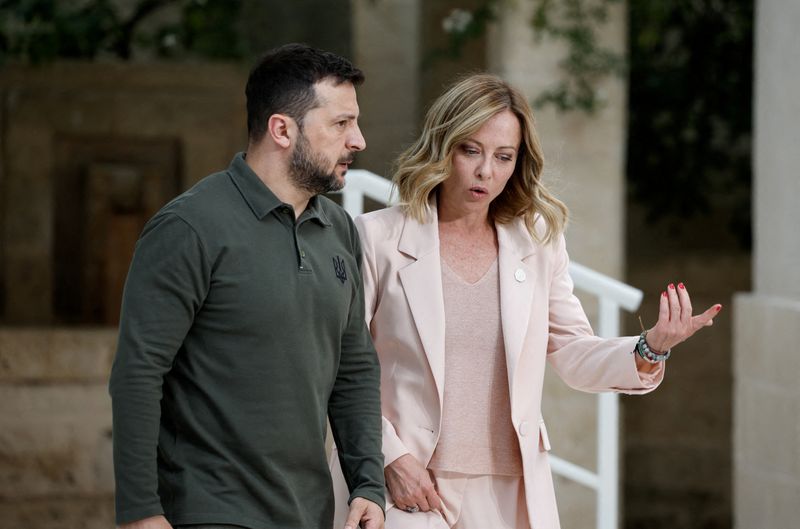 © Reuters. Il presidente dell'Ucraina Volodymyr Zelensky con la premier Giorgia Meloni in occasione del summit del G7 a Borgo Egnazia a Savelletri, in Puglia. REUTERS/Louisa Gouliamaki