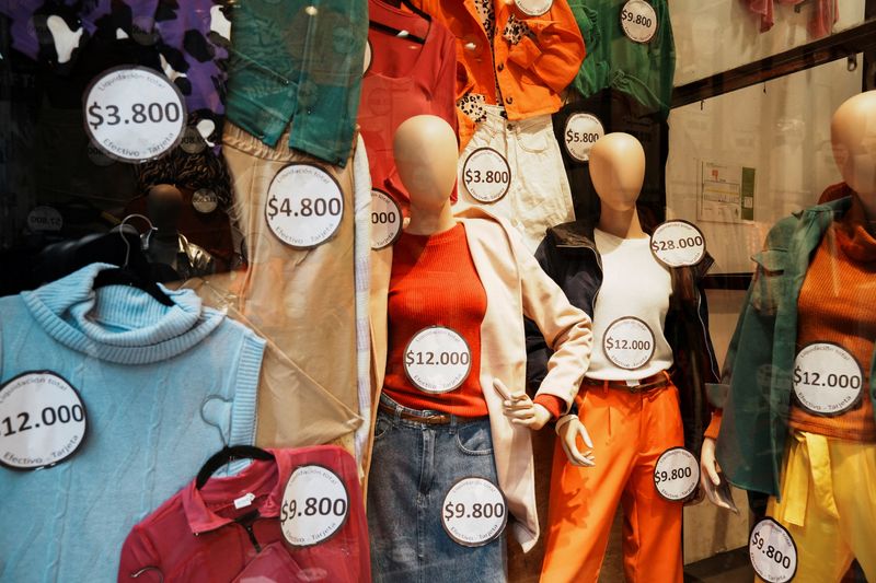 &copy; Reuters. FILE PHOTO: Prices are displayed on clothes, as Argentina is due to release consumer inflation data for April, in downtown Buenos Aires, Argentina May 10, 2024. REUTERS/Irina Dambrauskas/File Photo