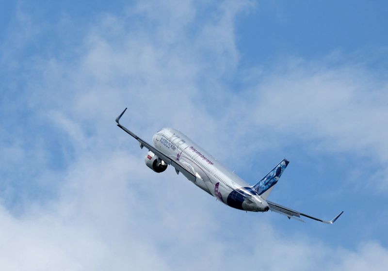 © Reuters. FILE PHOTO: An Airbus A321 flies at the Farnborough International Airshow, in Farnborough, Britain, July 22, 2024. REUTERS/Toby Melville/File photo