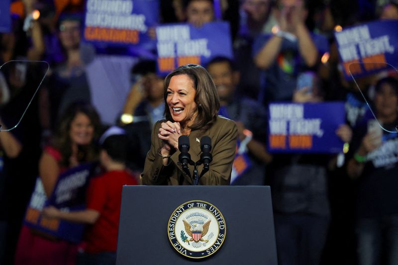 © Reuters. File photo: Democratic presidential nominee and U.S. Vice President Kamala Harris reacts onstage during a campaign event, in Las Vegas, Nevada, U.S., September 29, 2024. REUTERS/Carlos Barria/File photo