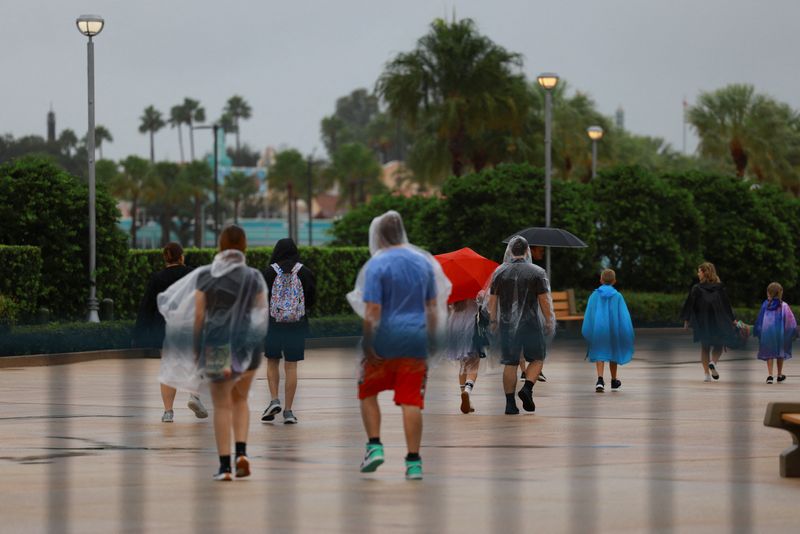 &copy; Reuters. People walk outside Walt Disney World as Hurricane Milton approaches, in Orlando, Florida, U.S., October 9, 2024.  REUTERS/Jose Luis Gonzalez