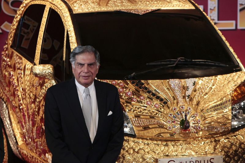 © Reuters. FILE PHOTO: Chairman of Tata Group Ratan Tata poses in front of a Nano car made of gold during a ceremony in Mumbai September 19, 2011. REUTERS/Danish Siddiqui/File photo