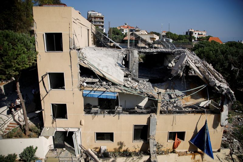 &copy; Reuters. A view shows a damaged building in the aftermath of an Israeli strike that hit a building, amid ongoing cross-border hostilities between Hezbollah and Israeli forces, in the town of Wardaniyeh, Lebanon October 9, 2024. REUTERS/Stringer   