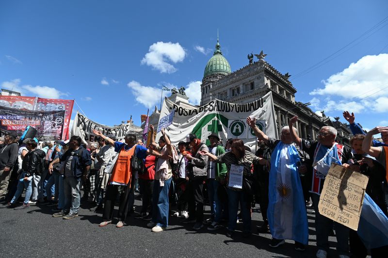 © Reuters. Students protest outside the National Congress after lawmakers failed to overturn Argentine President Javier Milei's veto of a university funding law, in Buenos Aires, Argentina October 9, 2024. REUTERS/Martin Cossarini