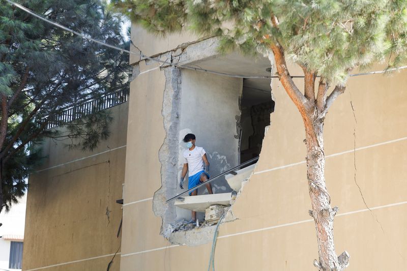 &copy; Reuters. FILE PHOTO: A man stands on a damaged building in the aftermath of an Israeli strike that hit a building, amid ongoing cross-border hostilities between Hezbollah and Israeli forces, in the town of Wardaniyeh, Lebanon October 9, 2024. REUTERS/Stringer/File