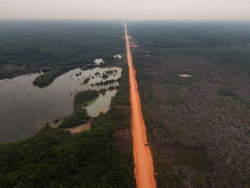 &copy; Reuters. Imagem de drone mostra a BR-319 no meio da floresta amazônica no Estado do Amazonasn09/09/2024nREUTERS/Bruno Kelly