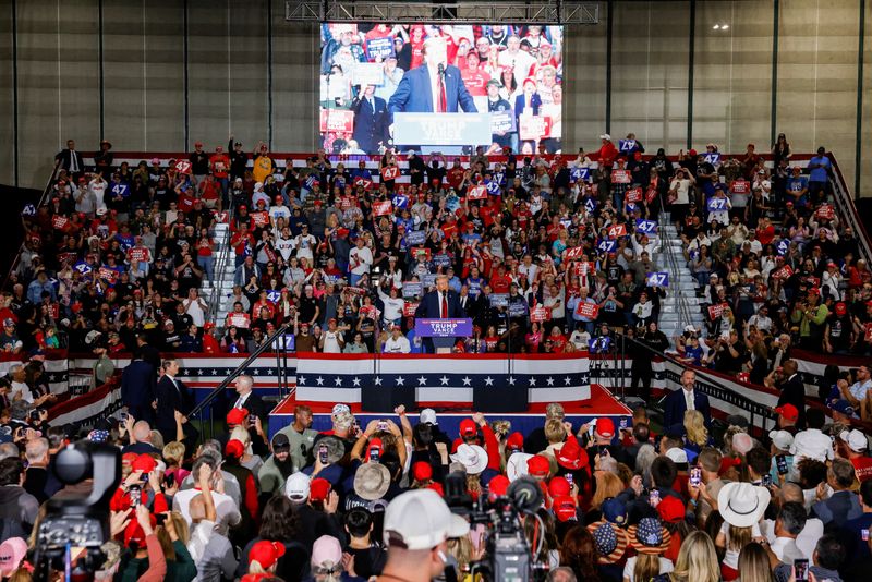 © Reuters. Republican presidential nominee and former U.S. President Donald Trump speaks during a campaign event at Riverfront Sports in Scranton, Pennsylvania, U.S. October 9, 2024.  REUTERS/Brendan McDermid