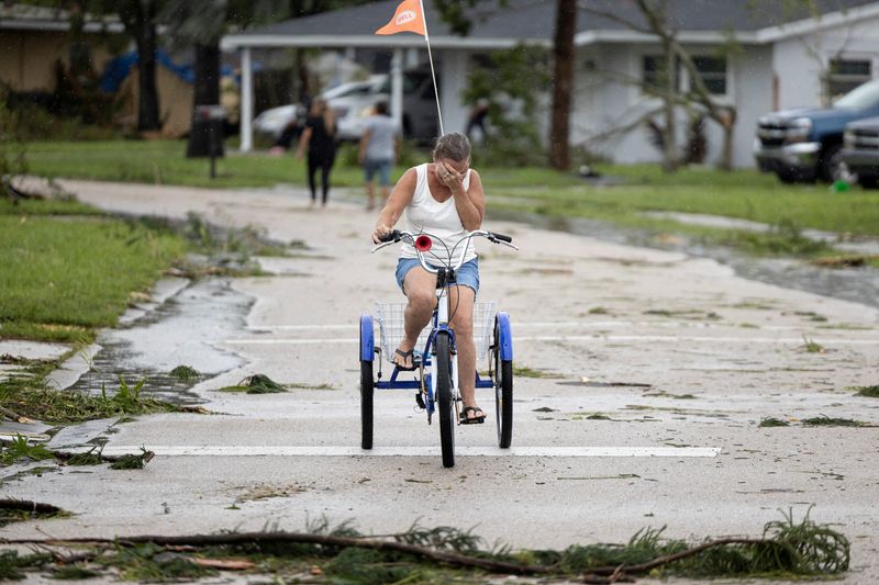 &copy; Reuters. Uma mulher chora após ver os danos causados ​​por um tornado que passou enquanto o furacão Milton se aproximava de Fort Myers, Flóridan09/10/2024nEUTERS/Ricardo Arduengo