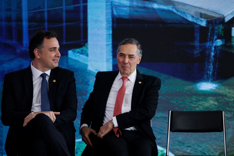 &copy; Reuters. Senador Rodrigo Pacheco, presidente do Congresso, e ministro Luís Roberto Barroso, presidente do STF, participam de cerimônia no Palácio do Planalton01/02/2024nREUTERS/Adriano Machado