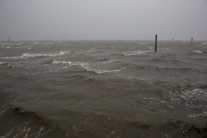 &copy; Reuters. Waves are pictured as Hurricane Milton approaches, in Hillsborough Bay, Tampa, Florida, U.S., October 9, 2024.  REUTERS/Octavio Jones