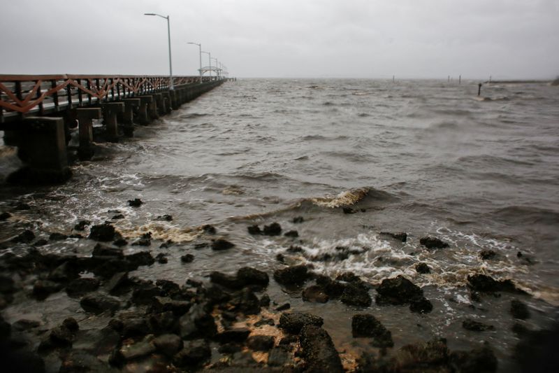 &copy; Reuters. Waves crash in the shore as Hurricane Milton approaches in Hillsborough Bay, Tampa, Florida, U.S., October 9, 2024.  REUTERS/Octavio Jones