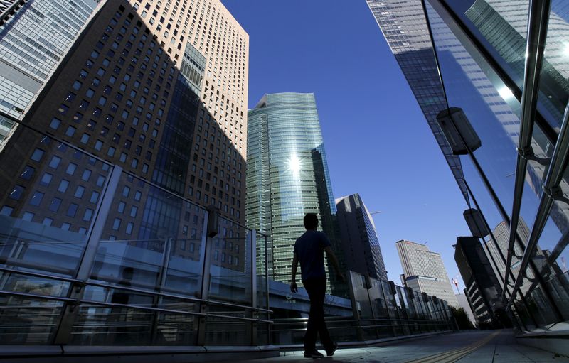 &copy; Reuters. FILE PHOTO: A businessman walks in Tokyo's business district, Japan January 20, 2016.    REUTERS/Toru Hanai/File Photo