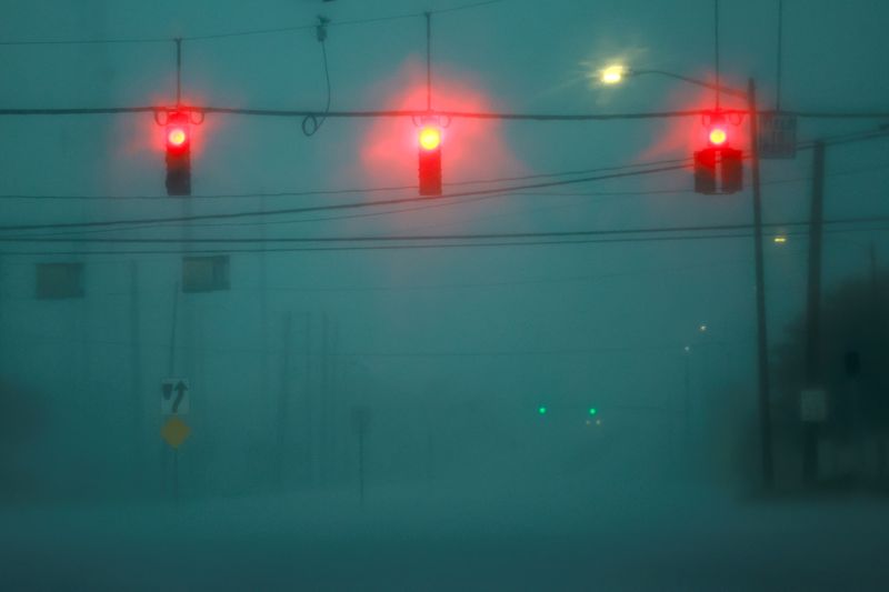 © Reuters. Street lights are pictured as Hurricane Milton approaches, in Orlando, Florida, U.S., October 9, 2024.  REUTERS/Jose Luis Gonzalez     