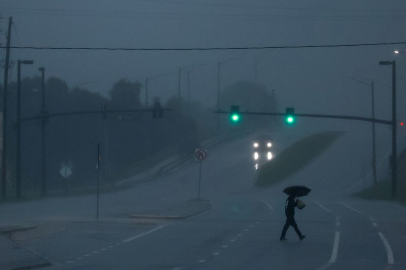 &copy; Reuters. A man walks down an avenue as Hurricane Milton approaches, in Orlando, Florida, U.S., October 9, 2024.  REUTERS/Jose Luis Gonzalez   