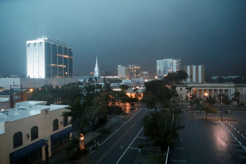 © Reuters. Buildings and trees stand as Hurricane Milton approaches Sarasota, Florida, U.S., October 9, 2024. REUTERS/Marco Bello