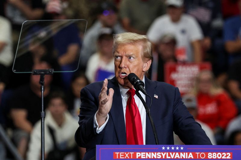 © Reuters. FILE PHOTO: Republican presidential candidate and former U.S. President Donald Trump speaks during a campaign event at Riverfront Sports in Scranton, Pennsylvania, U.S., October 9, 2024. REUTERS/Brendan McDermid/File Photo 