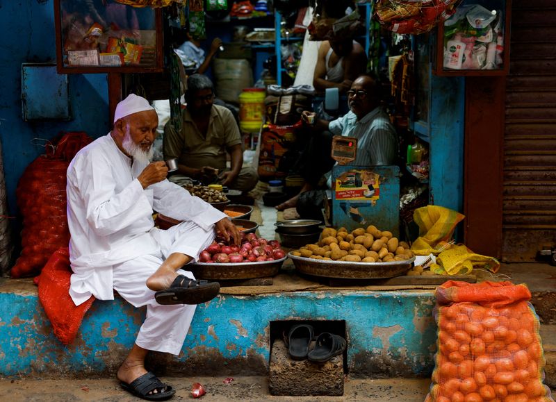 &copy; Reuters. FILE PHOTO: Shopkeepers take a tea break as they wait for customers at a wholesale market in Kolkata, India, April 12, 2024. REUTERS/Sahiba Chawdhary/File Photo