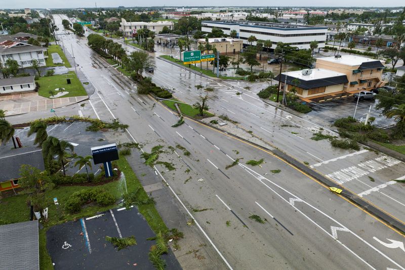 © Reuters. A drone view shows debris caused by a tornado as Hurricane Milton approaches Fort Myers, Florida, U.S. October 9, 2024. REUTERS/Ricardo Arduengo