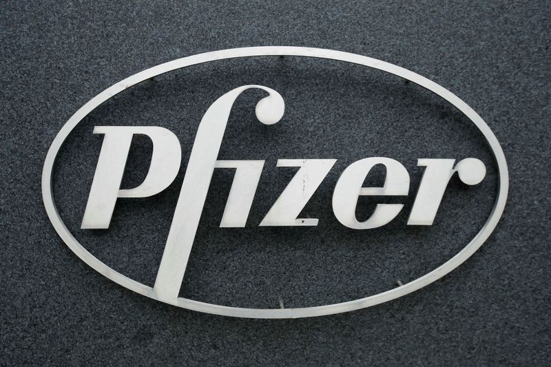 © Reuters. FILE PHOTO: The Pfizer logo is seen at their UK commercial headquarters in Walton Oaks, Britain, February 1, 2021. REUTERS/Matthew Childs/File Photo