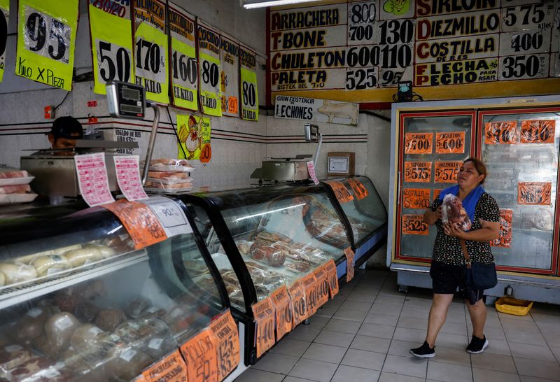 &copy; Reuters. A woman carries a package of meat in a butcher's shop, in Monterrey, Mexico May 16, 2024. REUTERS/Daniel Becerril/File Photo