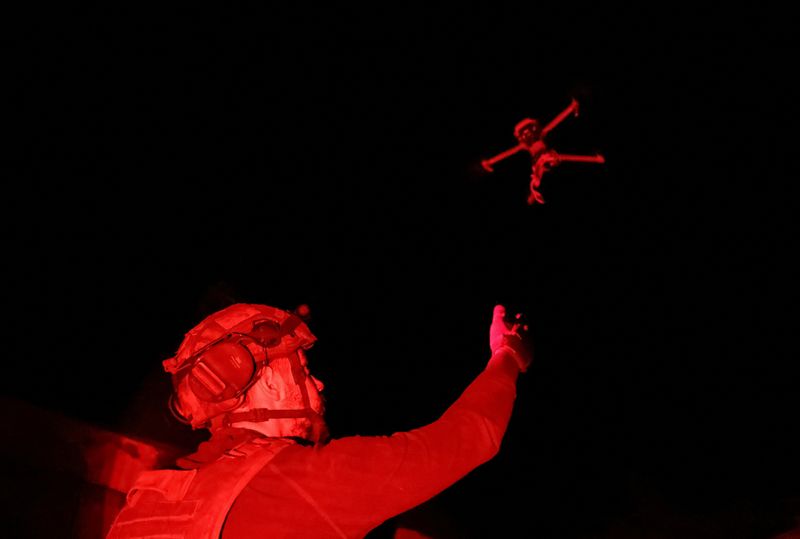 © Reuters. FILE PHOTO: A Ukrainian serviceman launches a combat drone at his frontline position near Pokrovsk, Donetsk region, Ukraine August 31, 2024. Radio Free Europe/Radio Liberty/Serhii Nuzhnenko via REUTERS