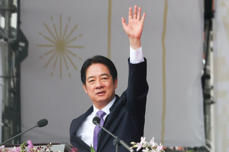 © Reuters. Taiwan President Lai Ching-te waves to the crowd on national day to mark the 113th birthday of the Republic of China, Taiwan's formal name, in Taipei, Taiwan October 10, 2024. REUTERS/Ann Wang