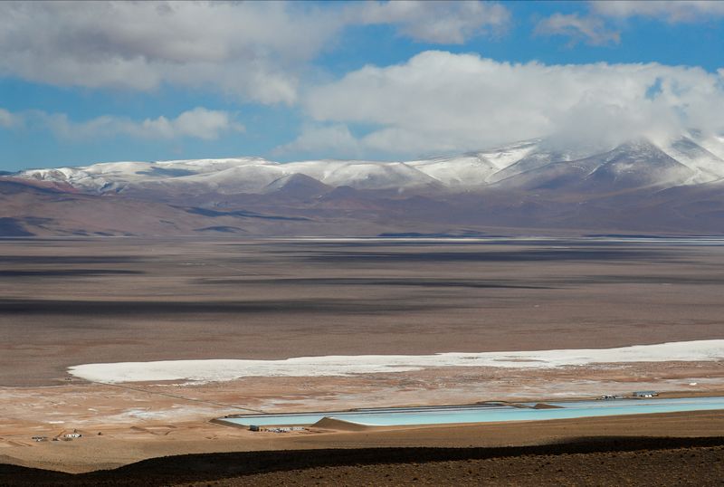 © Reuters. FILE PHOTO: Brine pools used to extract lithium are seen next to a lithium mining camp at the Salar del Rincon salt flat, in Salta, Argentina August 12, 2021. REUTERS/Agustin Marcarian/File Photo